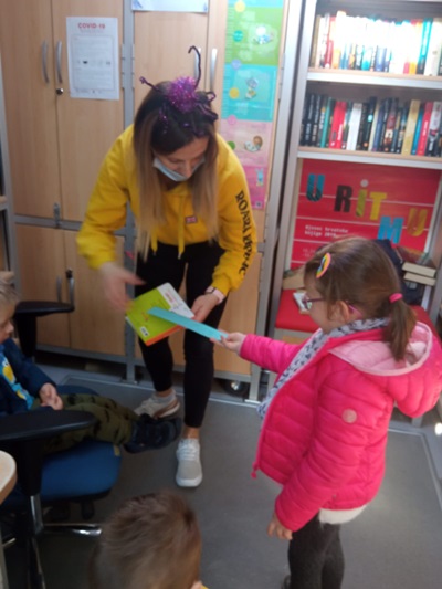 Posjet Bibliobusa našem vrtiću - slika broj: 4