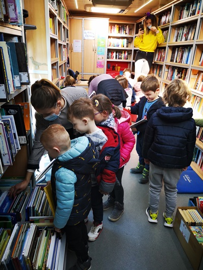 Posjet Bibliobusa našem vrtiću - slika broj: 10