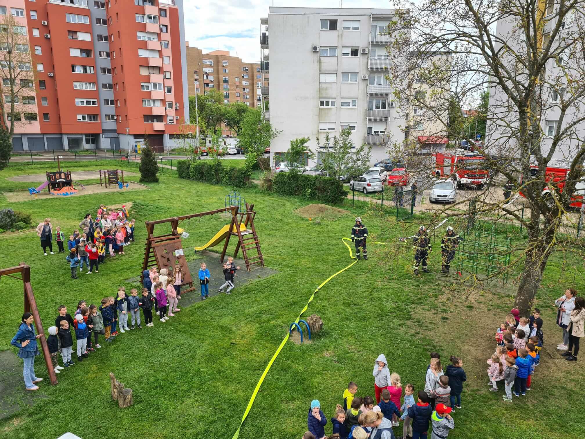 Posjeta članova Javne vatrogasne postaje Dječjem vrtiću Žirek - slika broj: 1