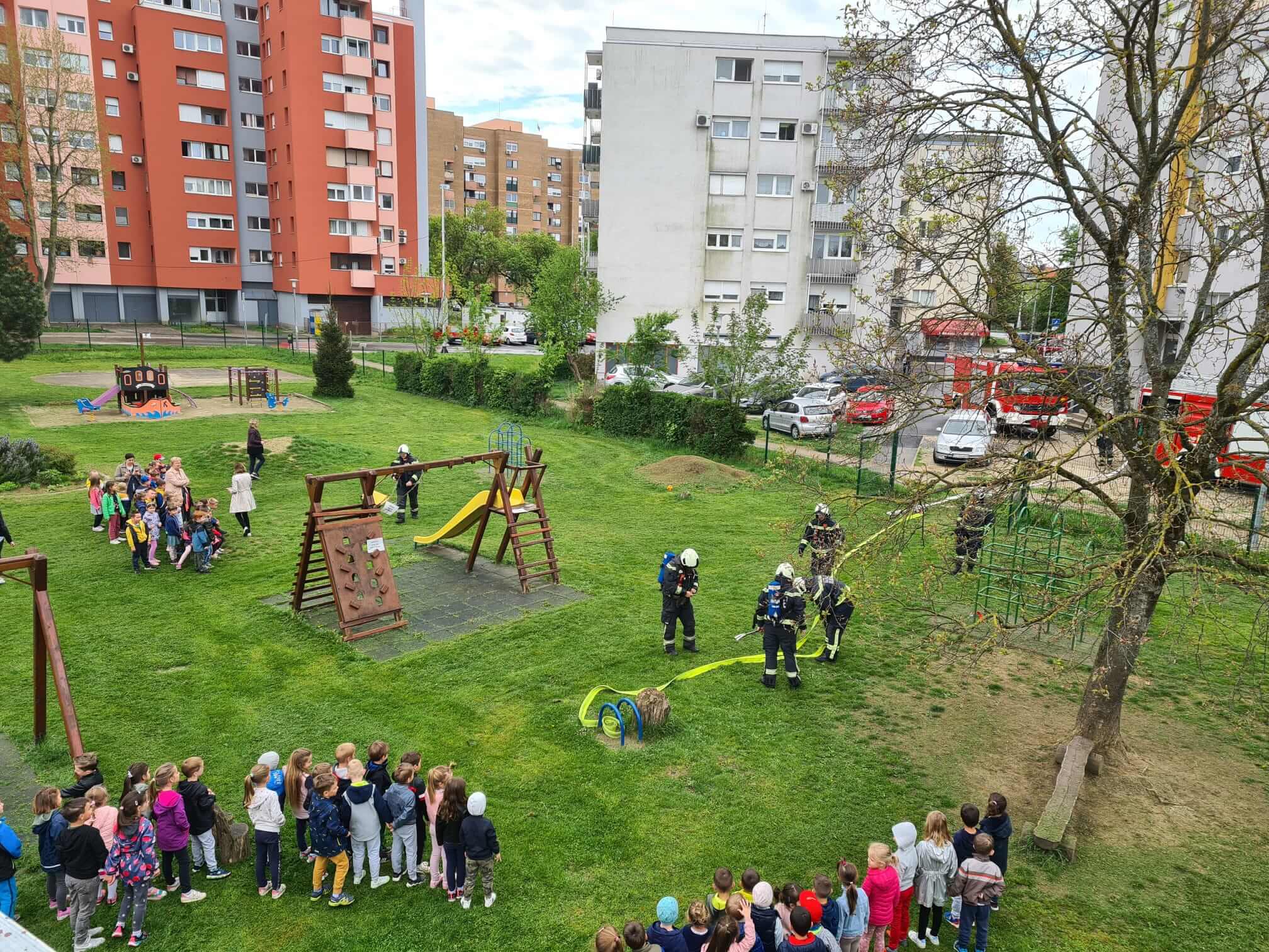 Posjeta članova Javne vatrogasne postaje Dječjem vrtiću Žirek - slika broj: 2