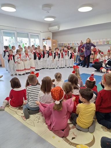 BOŽIĆNE PRIREDBE  U VRTIĆU - slika broj: 15