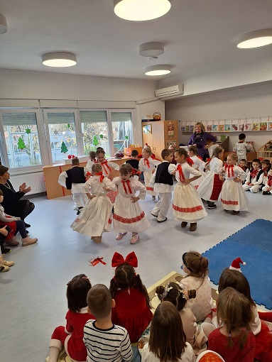 BOŽIĆNE PRIREDBE  U VRTIĆU - slika broj: 16