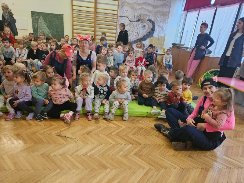 VUK I TRI PRAŠČIĆA - slika broj: 1