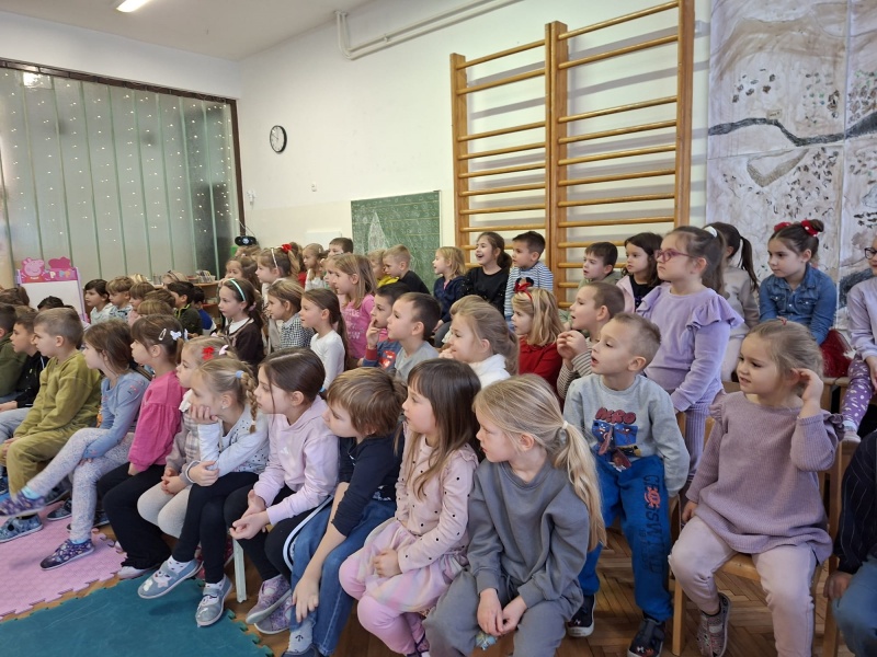 VUK I TRI PRAŠČIĆA - slika broj: 8